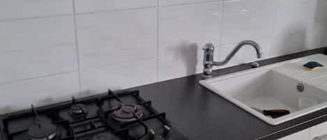 Frigorifero, microonde, piano cottura, bollitore elettrico