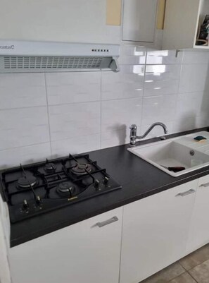 Kühlschrank, Mikrowelle, Herdplatte, Wasserkocher