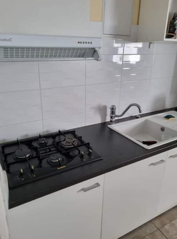 Kühlschrank, Mikrowelle, Herdplatte, Wasserkocher