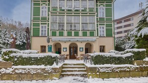 Un bâtiment de style traditionnel, doté d’une façade symétrique, de nombreuses fenêtres et d’une entrée centrale.