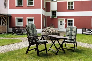 Outdoor dining - Holiday Apartment "Haus Seeadler Wohnung 12" with Shared Terrace & Wi-Fi (Koserow)