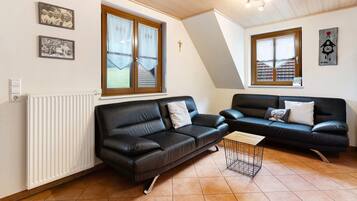 Een televisie, een dvd-speler, een tafeltennistafel en een stereo