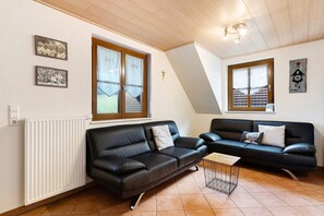 TV, DVD player, ping pong, stereo - Apartment 'Ferienwohnung Biesleblick' with Mountain View, Shared Garden and Wi-Fi (Mühlenbach)