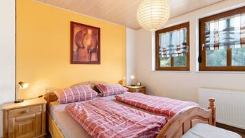 2 slaapkamers, een strijkplank/strijkijzer, gratis wifi, beddengoed