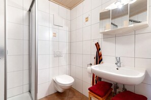 Een douche, een haardroger, handdoeken