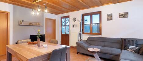 Fernseher, DVD-Player, Tischtennisplatte, Stereoanlage