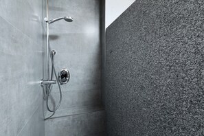 Een douche, een haardroger, handdoeken