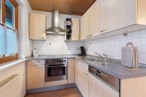 Fridge, microwave, oven, stovetop - Apartment 'Ferienwohnung Brandenkopfblick' with Mountain View, Shared Garden and Wi-Fi (Mühlenbach)