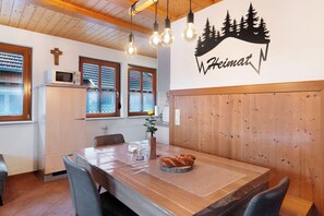 Dining - Apartment 'Ferienwohnung Brandenkopfblick' with Mountain View, Shared Garden and Wi-Fi (Mühlenbach)