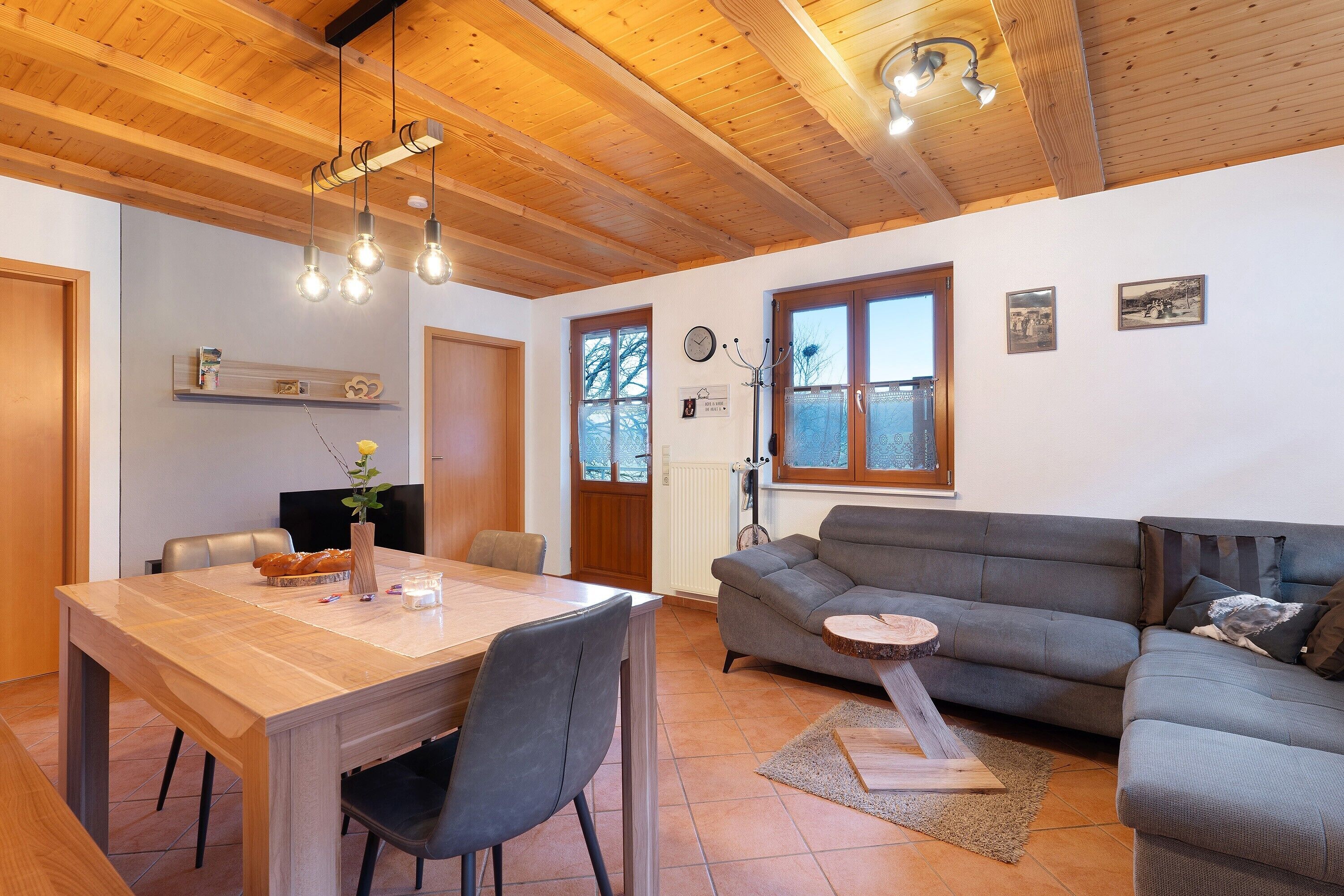 Een televisie, een dvd-speler, een tafeltennistafel en een stereo