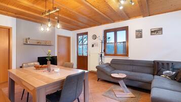 Een televisie, een dvd-speler, een tafeltennistafel en een stereo