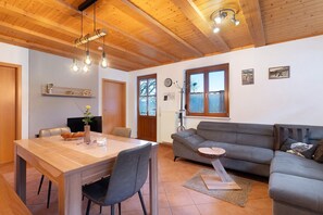 Télévision, lecteur de DVD, table de tennis de table, chaîne hi-fi