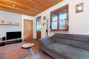 TV, lettore DVD, tavolo da ping pong, impianto stereo