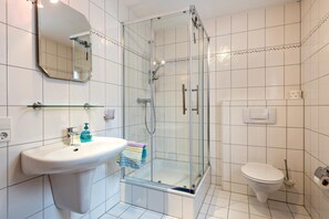 Dusche, kostenlose Toilettenartikel, Haartrockner, Bademäntel