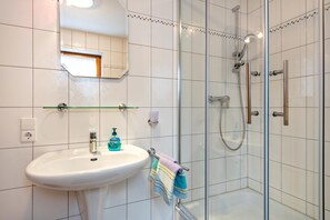 Douche, articles de toilette gratuits, sĂšche-cheveux, peignoirs