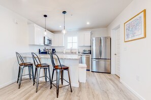 Frigorifero, microonde, forno, piano cottura