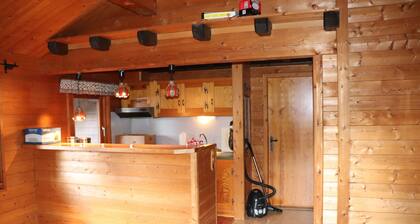 Ferienwohnung 'Landhaus - Holzhaus' mit Bergblick, WLAN und Klimaanlage