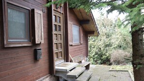 A wooden cabin with a porch, a mailbox, and a number '18' on the wall. - Holiday Home 'Landhaus Mit Saunakeller' with Private Terrace, Wi-Fi and Air Conditioning (Bad Wünnenberg)