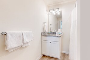 Een haardroger, handdoeken