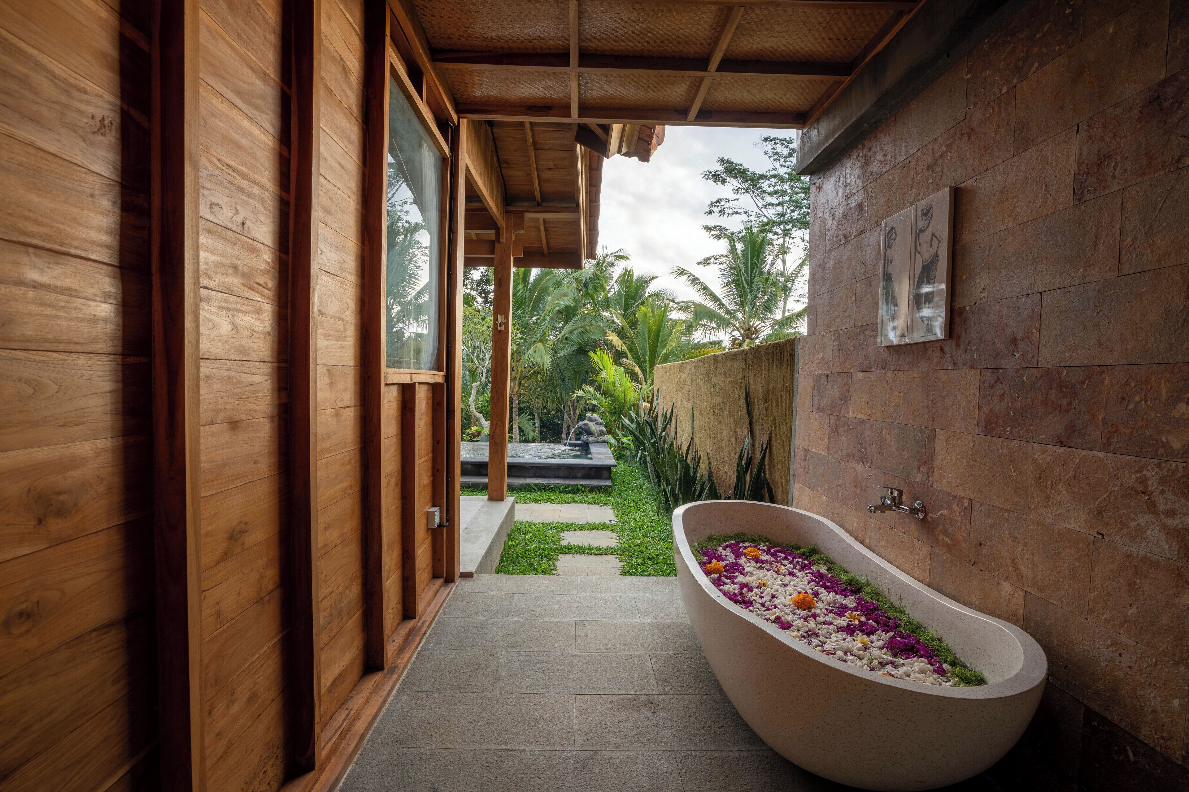 Bathtub dan shower terpisah dan perlengkapan mandi gratis