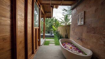 Bathtub dan shower terpisah dan perlengkapan mandi gratis