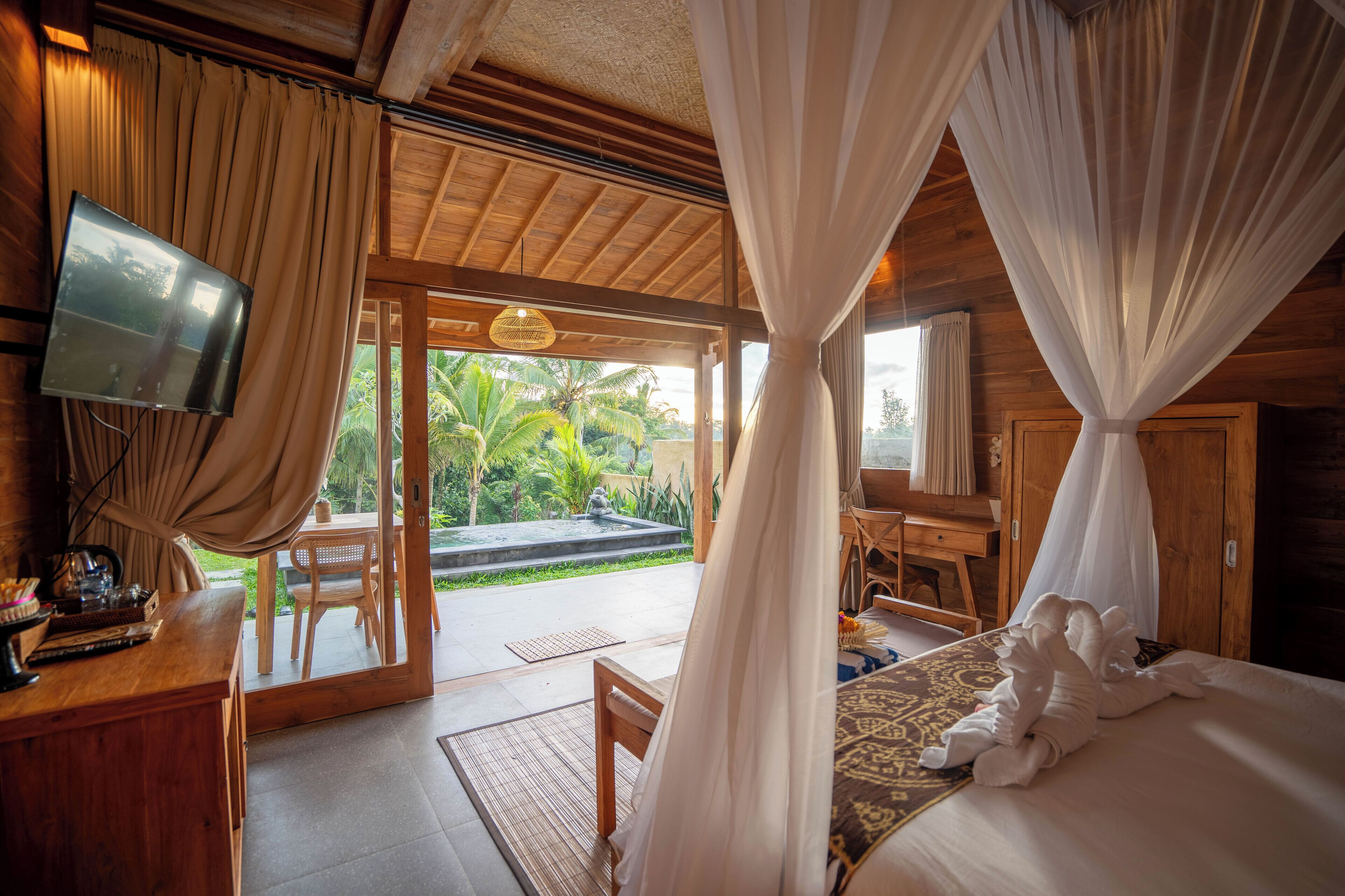 Trang trí khác biệt, trang bị nội thất với thiết kế riêng biệt, bàn 