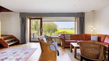 Fernseher, Kamin, Tischtennisplatte, Stereoanlage