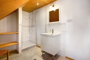 Een douche, een haardroger, handdoeken
