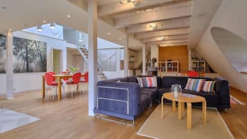 TV, fireplace, DVD player, stereo