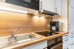 Kjøleskap, mikrobølgeovn, ovn og kokeplater