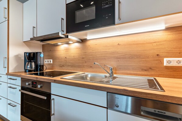 ثلاجة، ميكروويف، فرن، موقد طهي مسطح