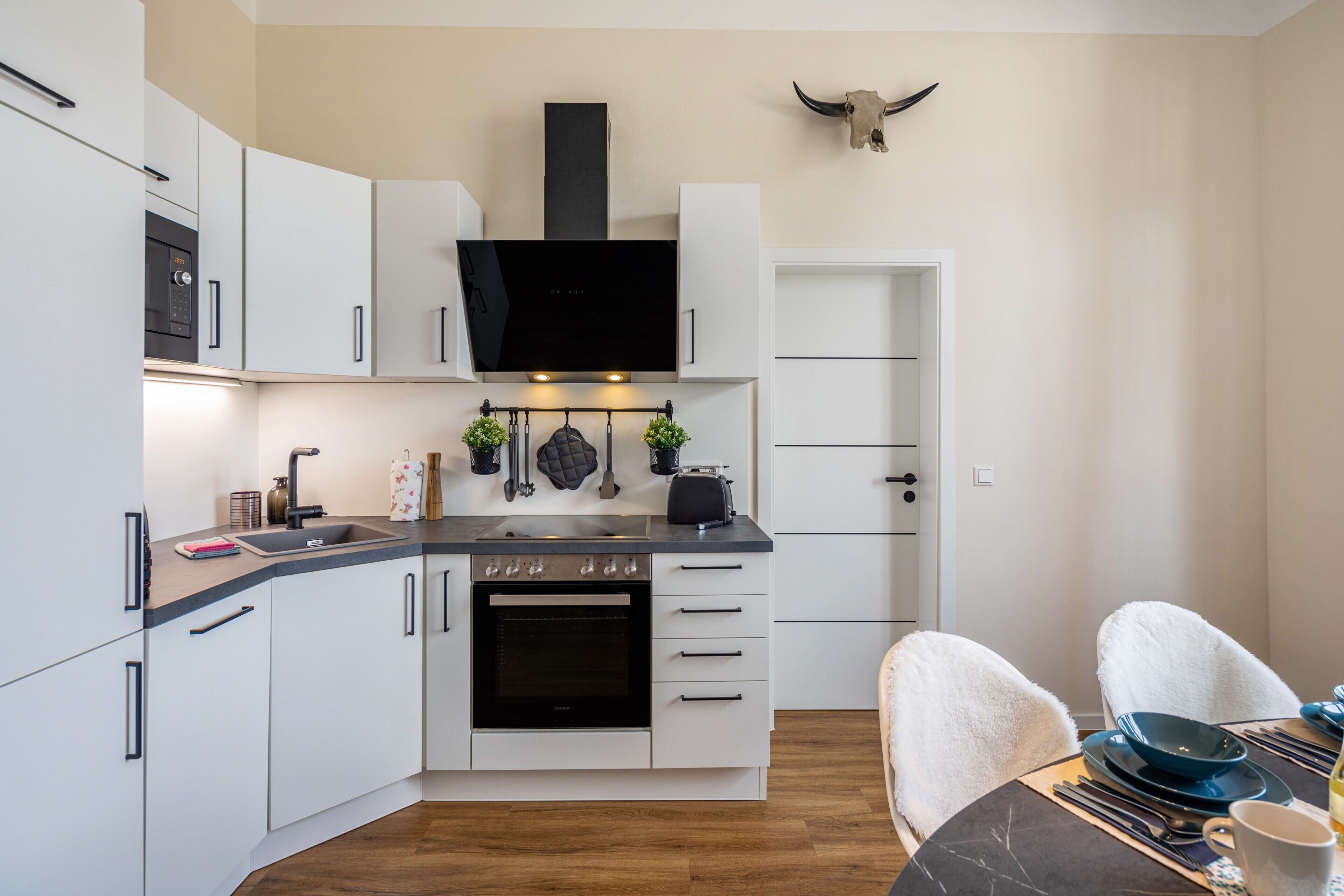 Kühlschrank, Mikrowelle, Ofen, Herdplatte