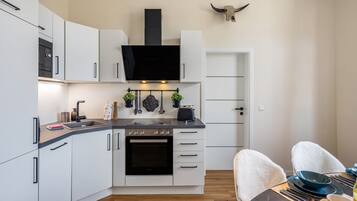 Kühlschrank, Mikrowelle, Ofen, Herdplatte