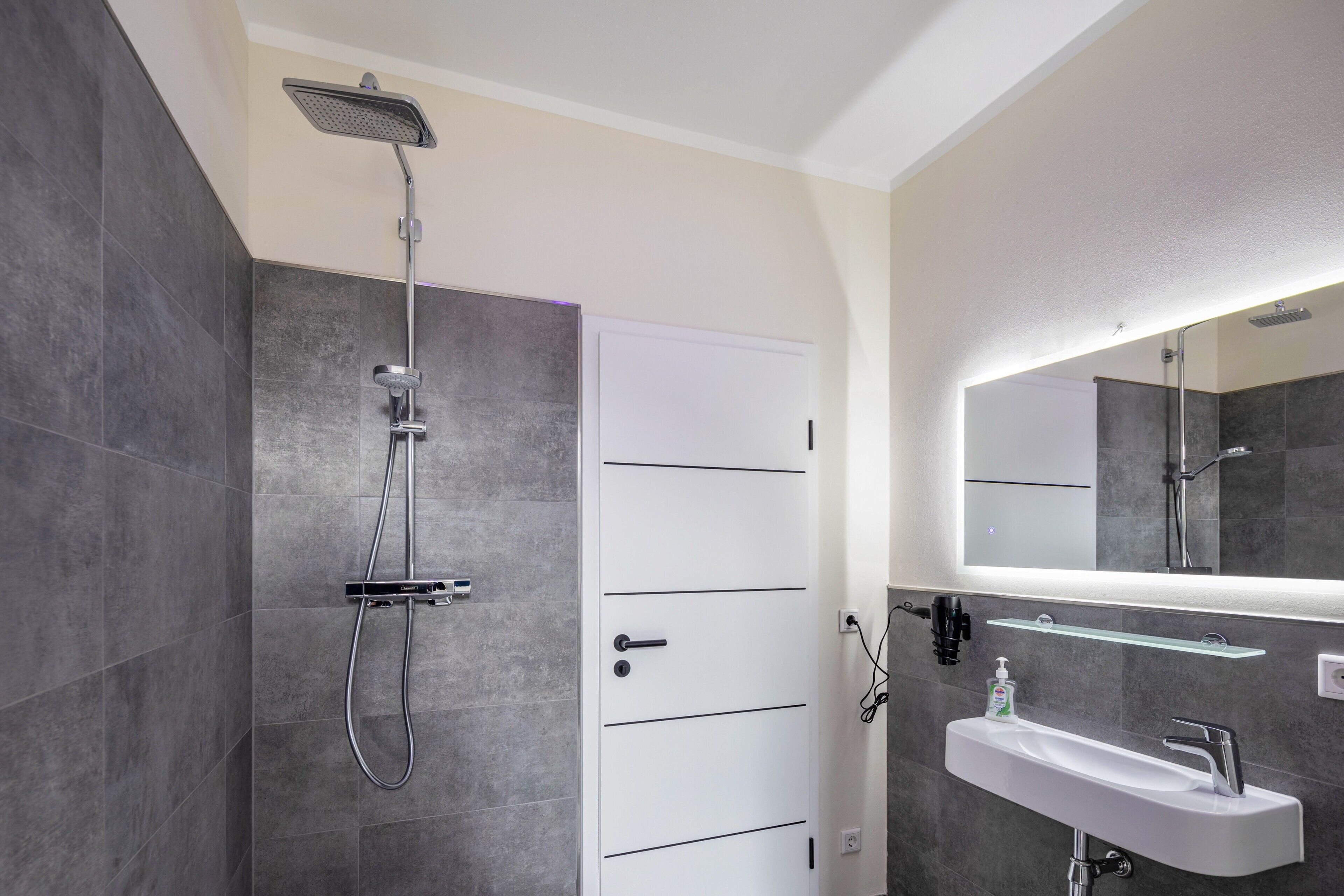Douche, séchoir à cheveux, serviettes fournies