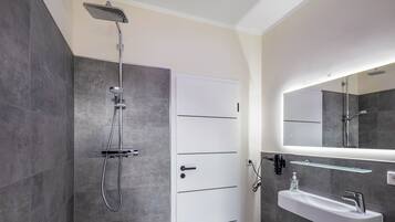 Douche, séchoir à cheveux, serviettes fournies