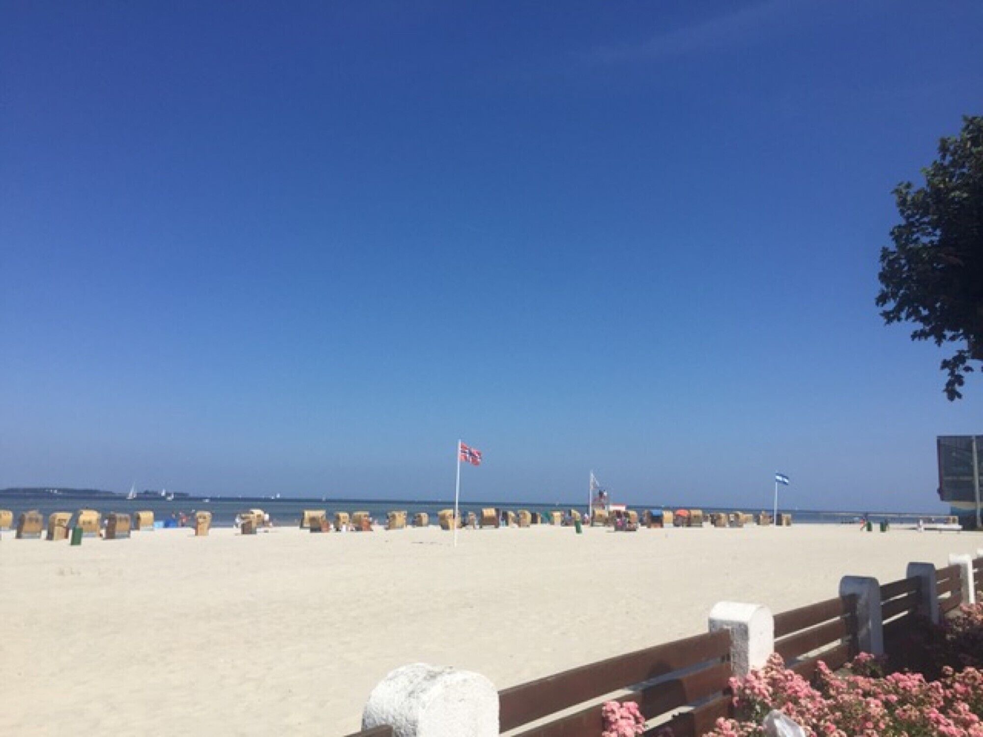 På stranden