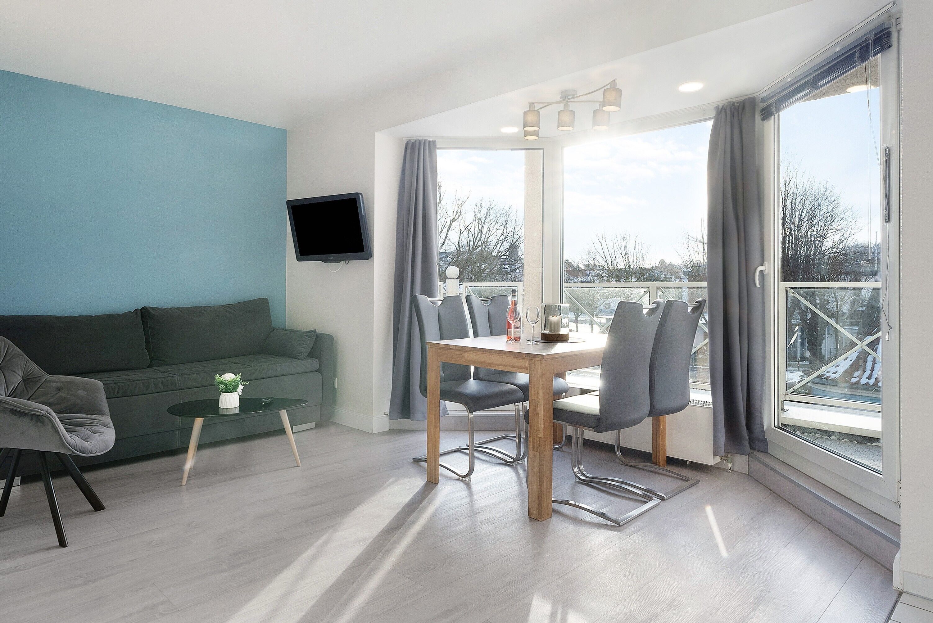 Una televisión, una mesa de tenis de mesa