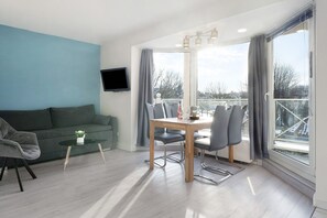 TV, ping pong - Apartment 'Panorama 8' with Sea View, Balcony and Wi-Fi (Laboe)