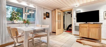 Haus Erna am Deister Ferienwohnung mit Sauna, Garten und Hütte, E-Auto-Ladestation