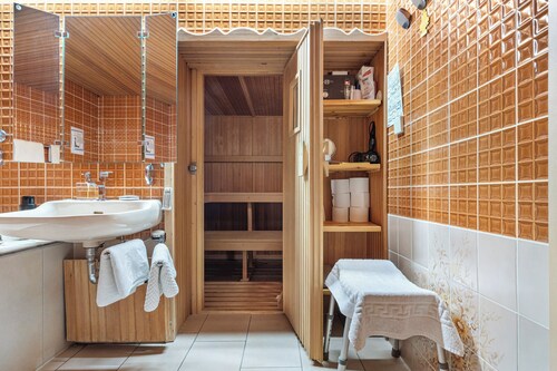 Haus Erna am Deister Ferienwohnung mit Sauna, Garten und Hütte, E-Auto-Ladestation