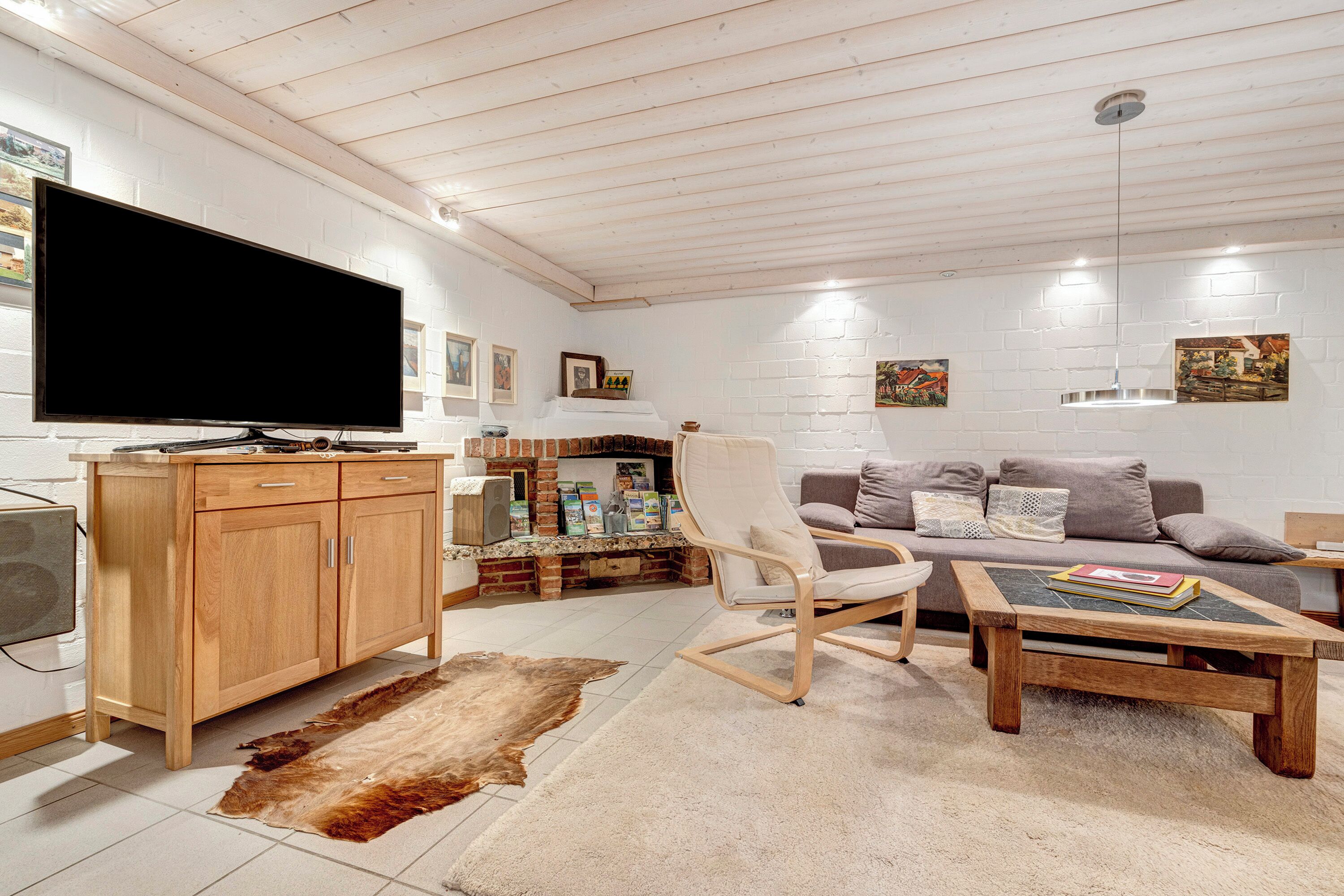 Fernseher, Kamin, DVD-Player