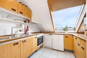 Fridge, microwave, oven, stovetop - Haus ERNA am Deister: Apartment with Garden, Cabin & EV Charging Station (Barsinghausen)
