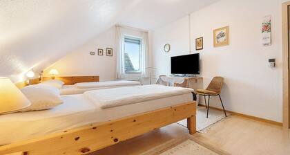 Haus ERNA am Deister Ferienwohnung mit Garten und Hütte, E-Auto-Ladestation