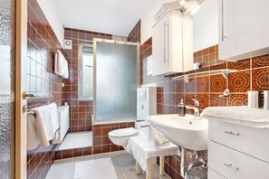 Een douche, een haardroger, handdoeken