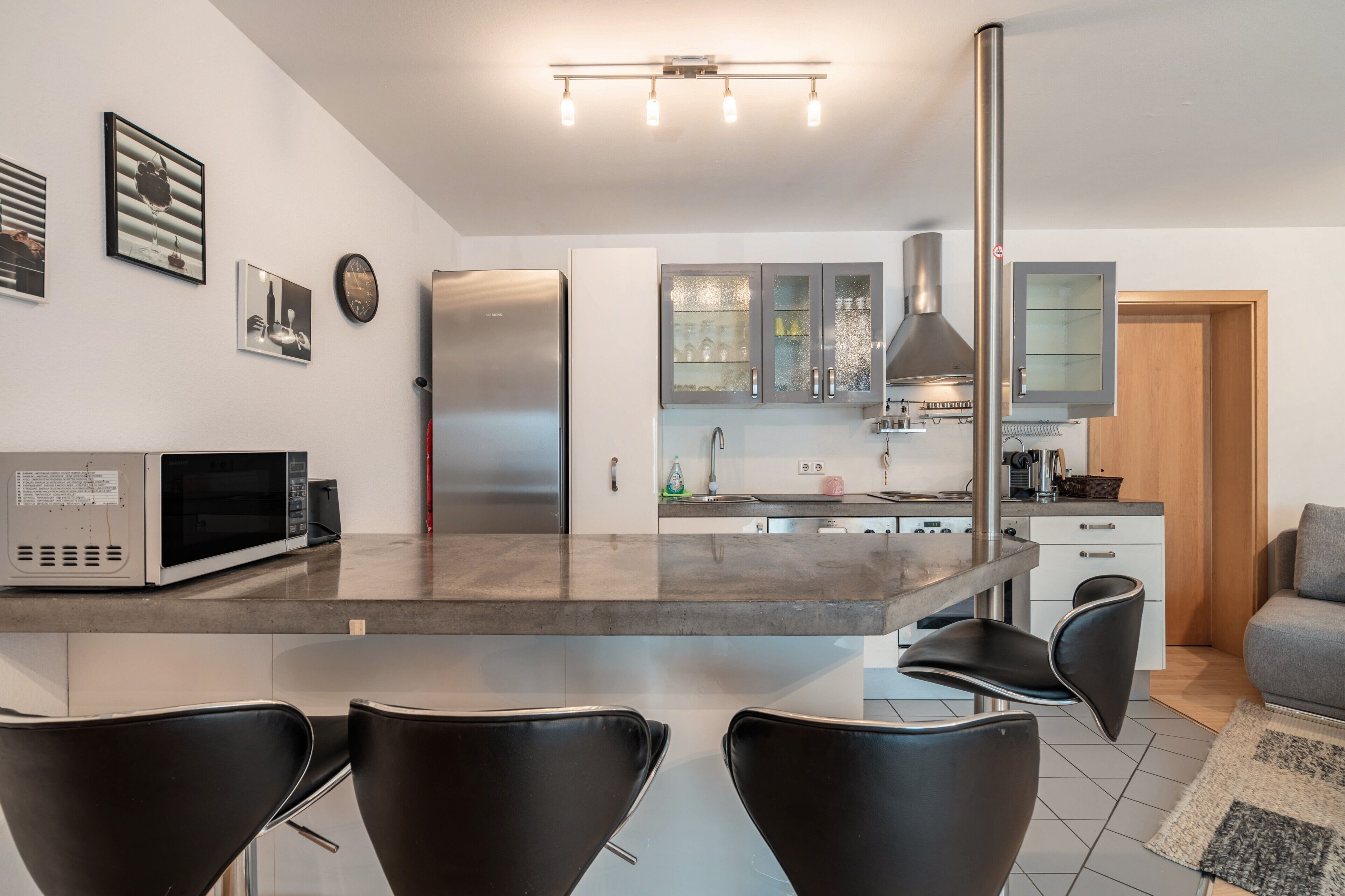 Køleskab, mikrobølgeovn, ovn, kogeplade