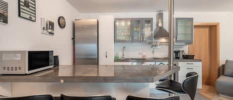 Kühlschrank, Mikrowelle, Ofen, Herdplatte