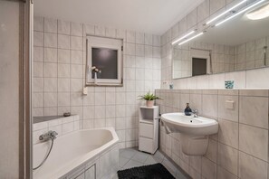 Shower, hair dryer, towels - Studio Apartment 'Wohlfühloase' with Private Terrace and Wi-Fi (Breisach)