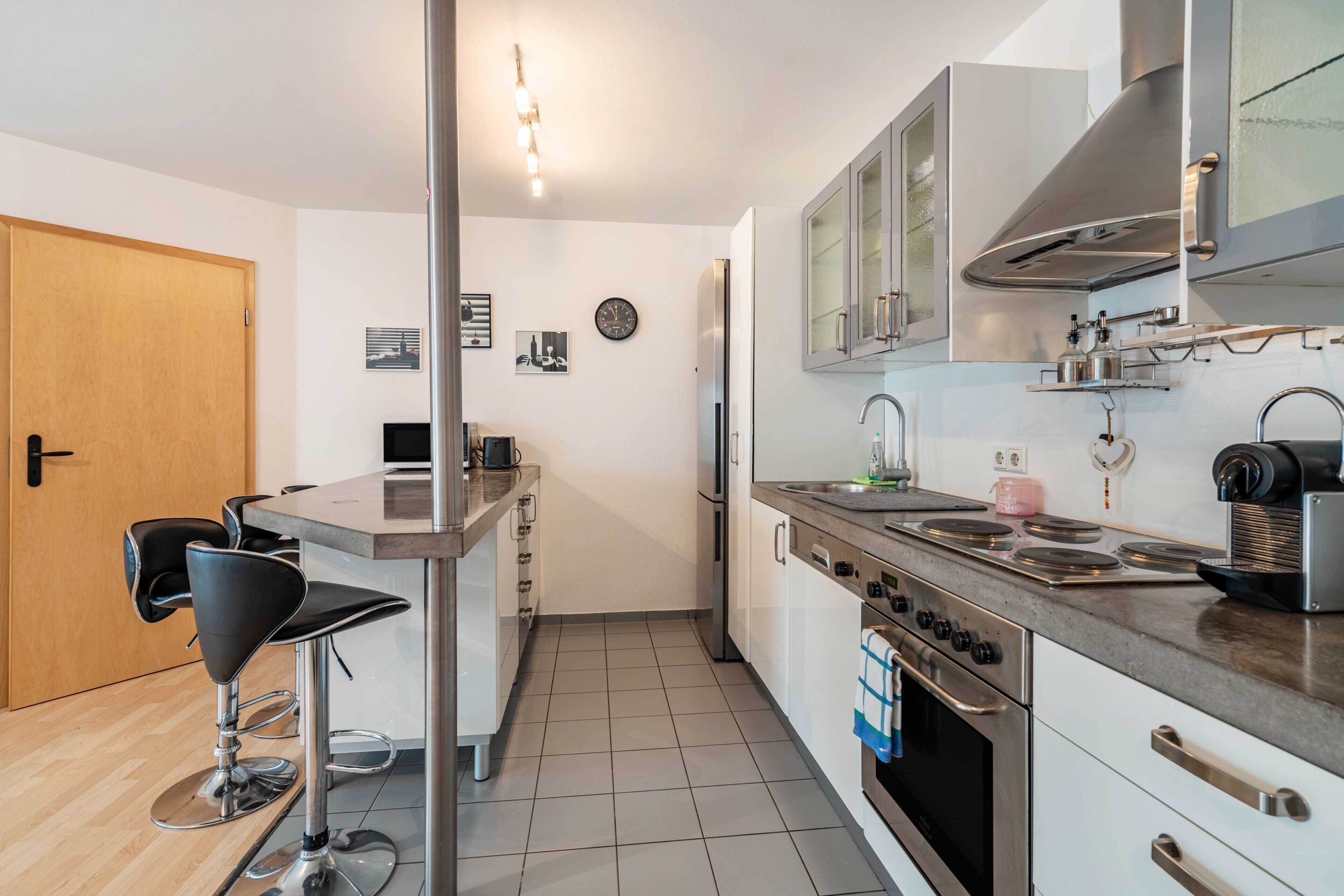 Kylskåp, mikrovågsugn, ugn och spishäll