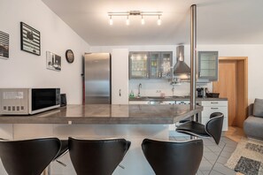 Réfrigérateur, micro-ondes, four, plaque de cuisson