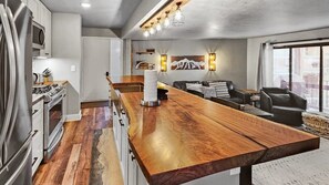 Fridge, microwave, oven, stovetop - Stylish 2BD 5 Min to Ski Lift and Downtown (Breckenridge)